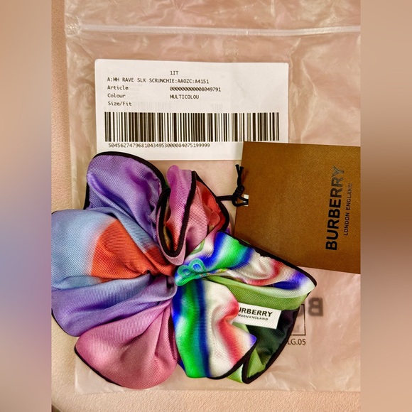 New Burberry Silk Scrunchie - Picture 5 of 5